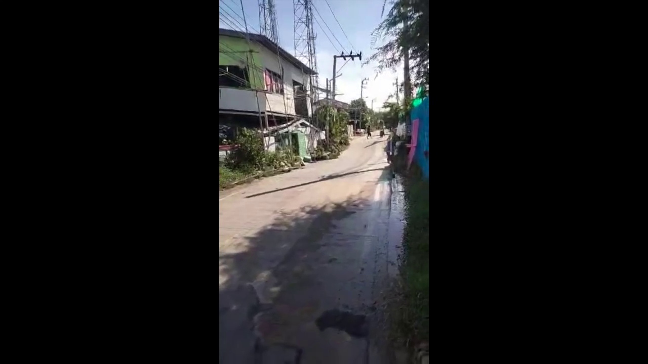 โผล่อีก! ผลกระทบบ่อร้อยสายไฟยักษ์ทำบ้านถล่ม 3 ครอบครัวผวา จนท. ปิดประกาศเป็นพื้นที่อันตรายห้ามเข้าใกล้โดยเด็ดขาด
