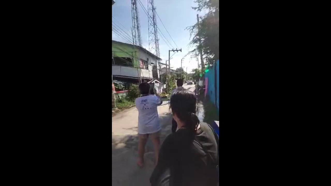 โผล่อีก! ผลกระทบบ่อร้อยสายไฟยักษ์ทำบ้านถล่ม 3 ครอบครัวผวา จนท. ปิดประกาศเป็นพื้นที่อันตรายห้ามเข้าใกล้โดยเด็ดขาด