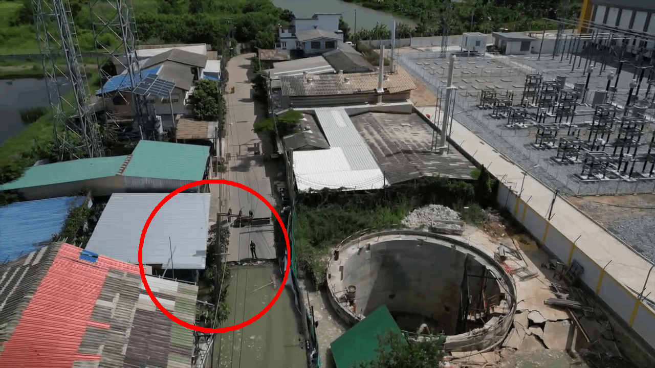 โผล่อีก! ผลกระทบบ่อร้อยสายไฟยักษ์ทำบ้านถล่ม 3 ครอบครัวผวา จนท. ปิดประกาศเป็นพื้นที่อันตรายห้ามเข้าใกล้โดยเด็ดขาด