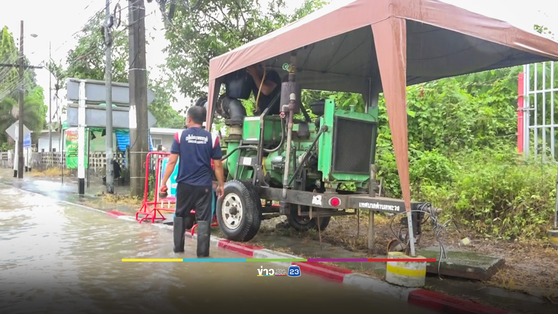 ฝนกระหน่ำน้ำหลากท่วมเส้นทางหาดใหญ่-สงขลา สายเก่าหลายจุด รถเล็กผ่านลำบาก