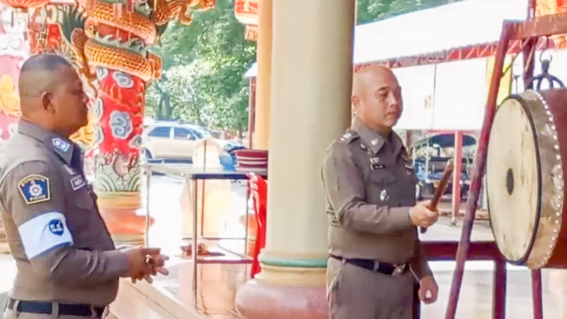 ค้างคาวให้โชคบินมาเกาะธูปหลังรองผู้การแปดริ้วมาไหว้ฟ้าดิน