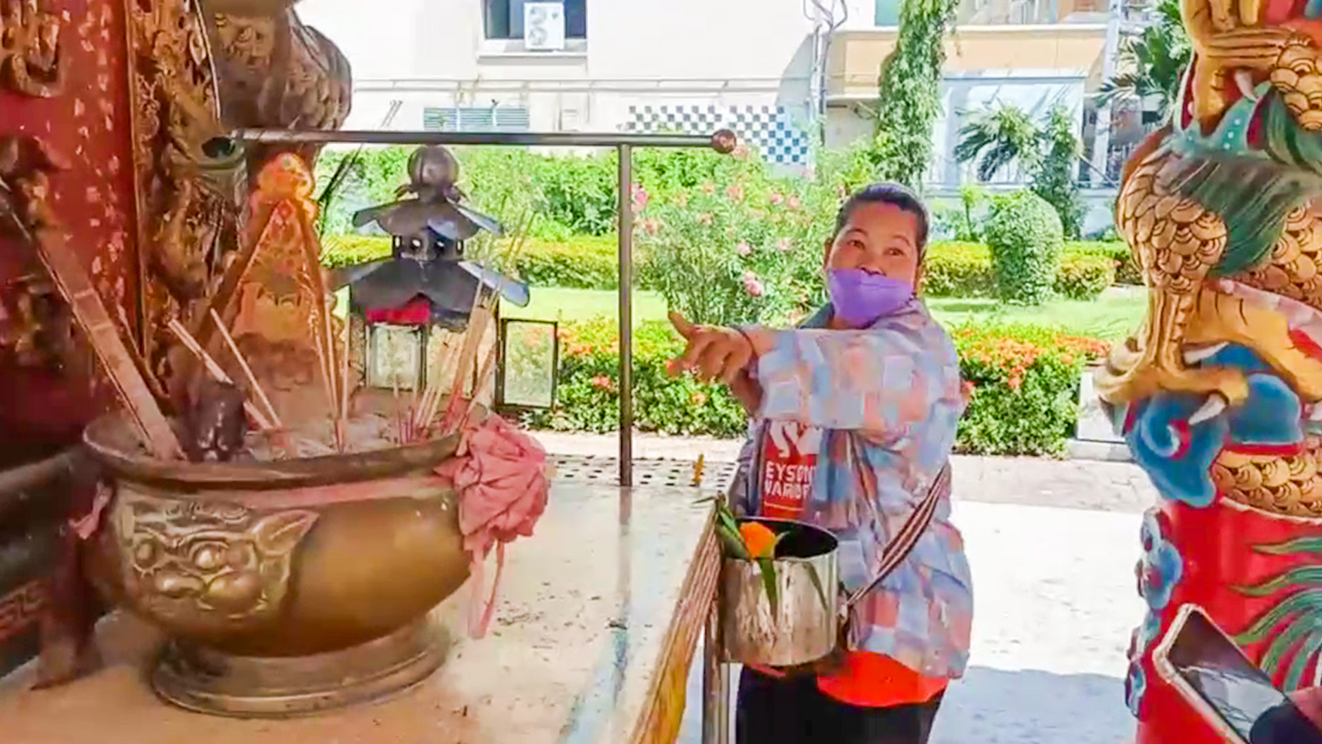 ค้างคาวให้โชคบินมาเกาะธูปหลังรองผู้การแปดริ้วมาไหว้ฟ้าดิน