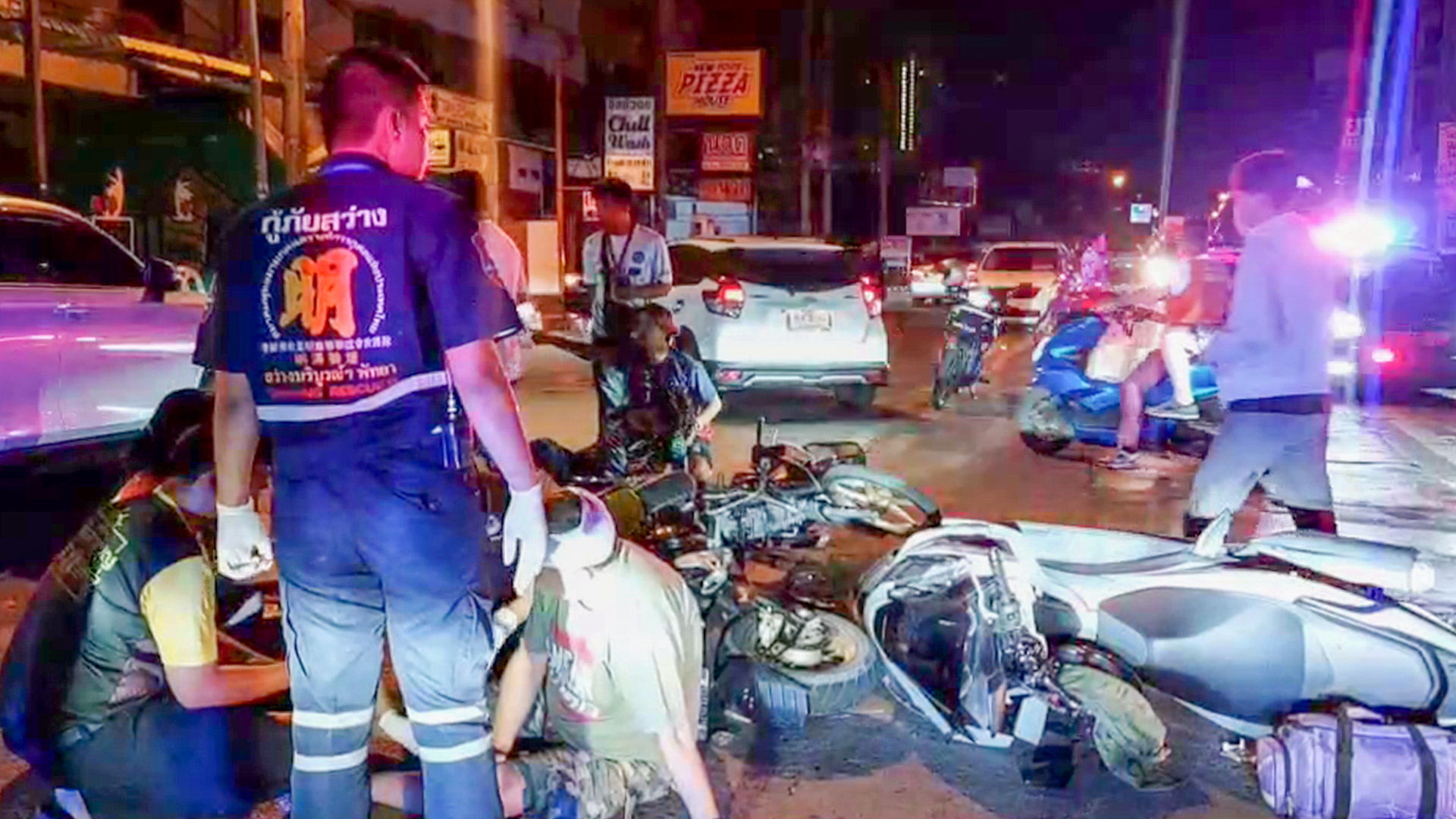 หนุ่มรัสเซียเมาปลิ้นซิ่ง PCX ชน จยย.สองคันรวดเจ็บ 3 ราย