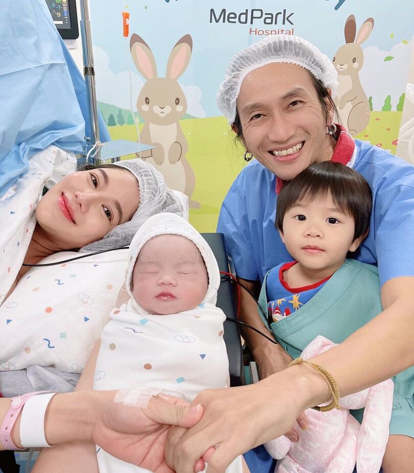 คลอดแล้วจ้า! "ก้อย รัชวิน" ให้กำเนิดทายาทคนที่ 2 "น้องเวลา" พร้อมเผยภาพแรกพร้อมหน้า 4 คน