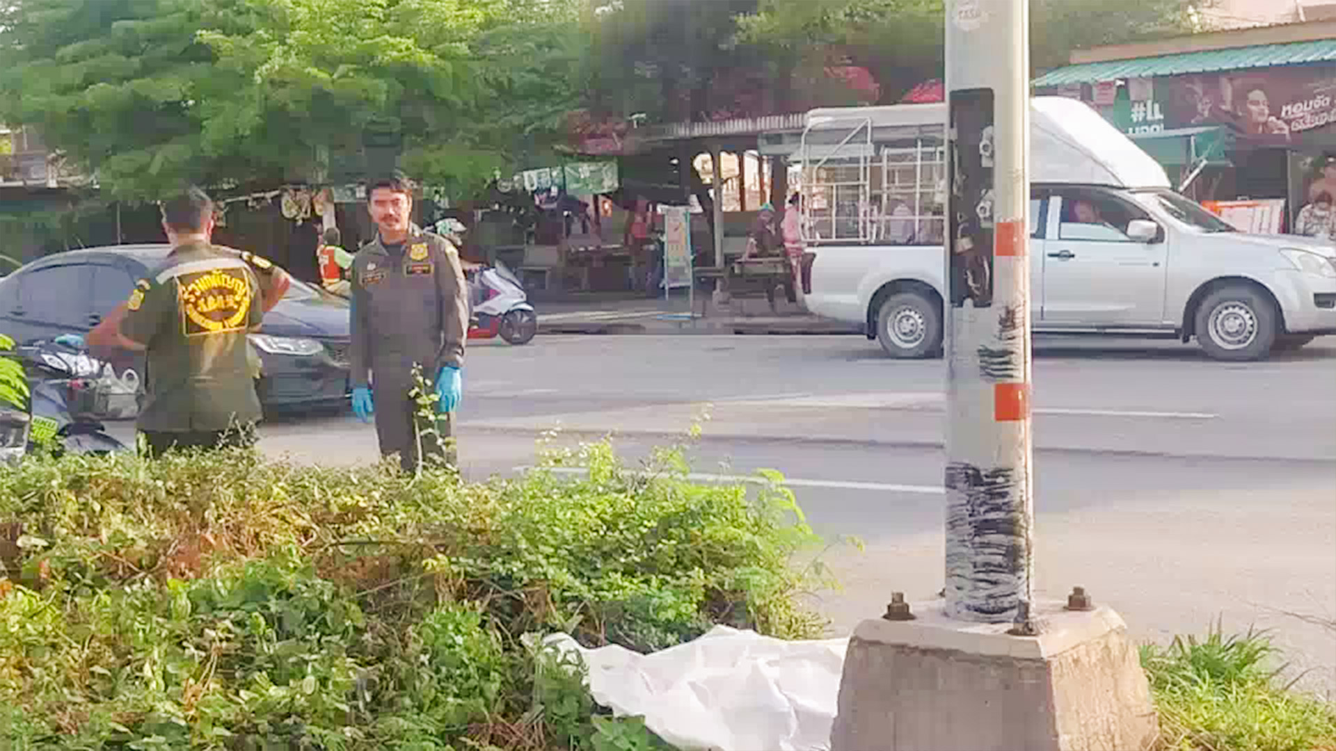 สาวข้ามถนนจับเสาไฟส่องสว่างเกาะกลางโดนไฟดูดเสียชีวิต
