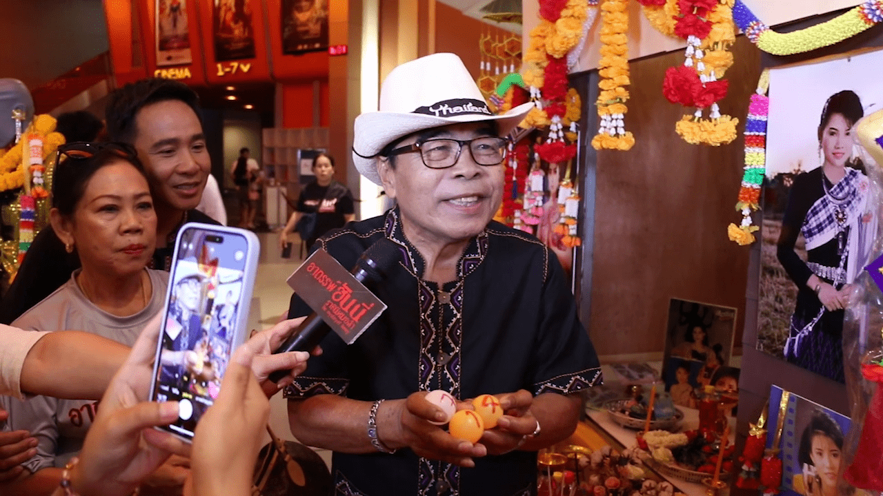 อาถรรพ์รอบปฐมทัศน์ เปิดตัวหนังไทยเรื่องใหม่ “อาถรรพ์ ฮันนี่ ราชินีหมอลำ” ต้องเลื่อนฉายเรื่องลี้ลับของนักร้องหมอลำซึ่งโด่งดังเมื่อสาม 10 ปีที่แล้ว สู่การนำเสนอผ่านสื่อภาพยนตร์ หลังพ่อดาว บ้านดอน ฝันเห็น 'ฮันนี่' อยากให้นำประวัติตัวเองมานำเสนอก่อนเสียชีวิตด้วยอุบัติเหตุ