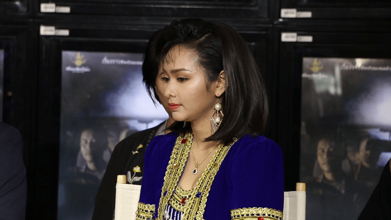 อาถรรพ์รอบปฐมทัศน์ เปิดตัวหนังไทยเรื่องใหม่ “อาถรรพ์ ฮันนี่ ราชินีหมอลำ” ต้องเลื่อนฉายเรื่องลี้ลับของนักร้องหมอลำซึ่งโด่งดังเมื่อสาม 10 ปีที่แล้ว สู่การนำเสนอผ่านสื่อภาพยนตร์ หลังพ่อดาว บ้านดอน ฝันเห็น 'ฮันนี่' อยากให้นำประวัติตัวเองมานำเสนอก่อนเสียชีวิตด้วยอุบัติเหตุ