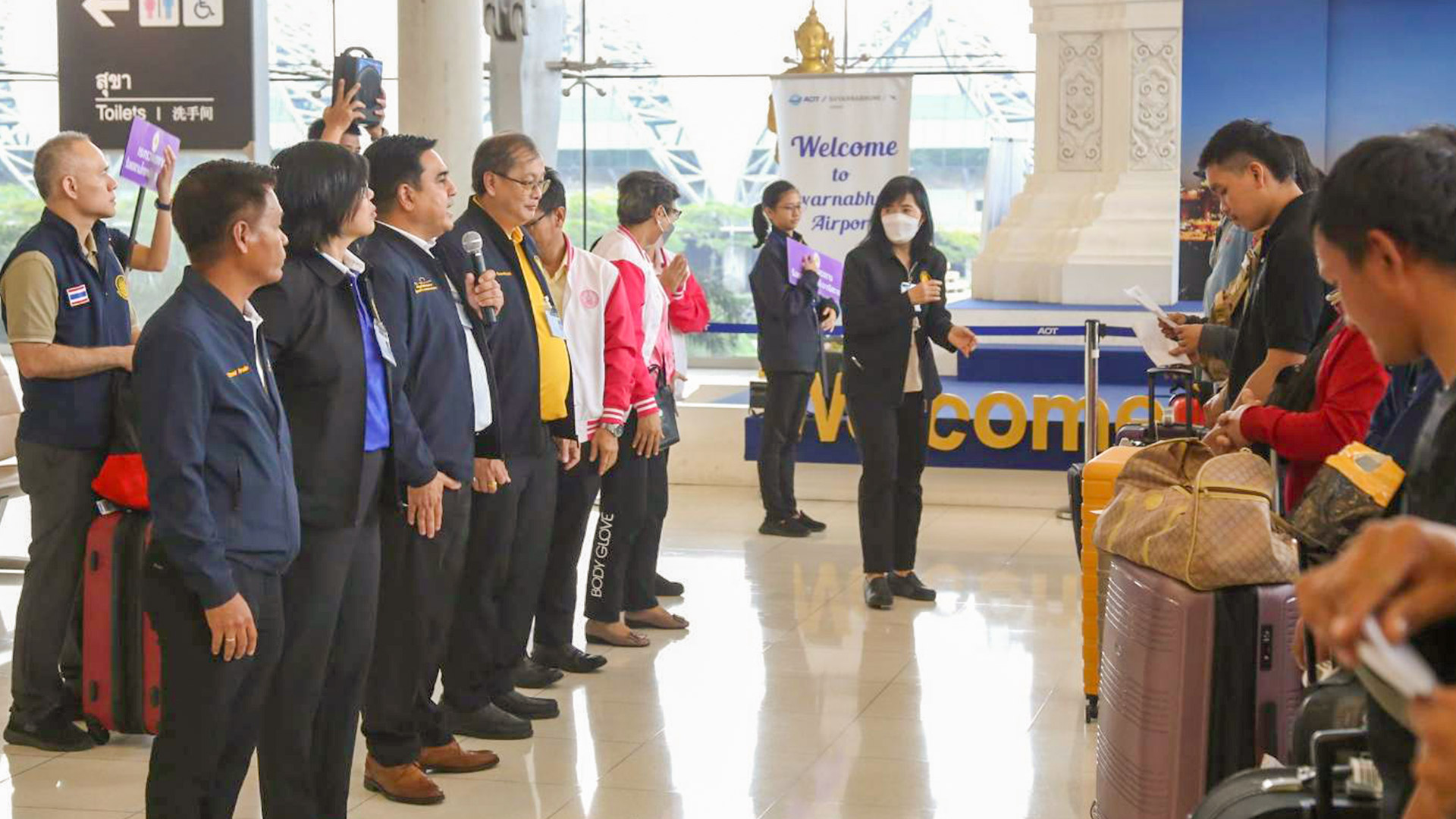 แรงงานไทยอีก 85 คนกลับจากอิสราเอลเพิ่ม ขณะที่ ก.แรงงาน จัดเจ้าหน้าที่ดูแลสิทธิประโยชน์ทุกเที่ยวบิน