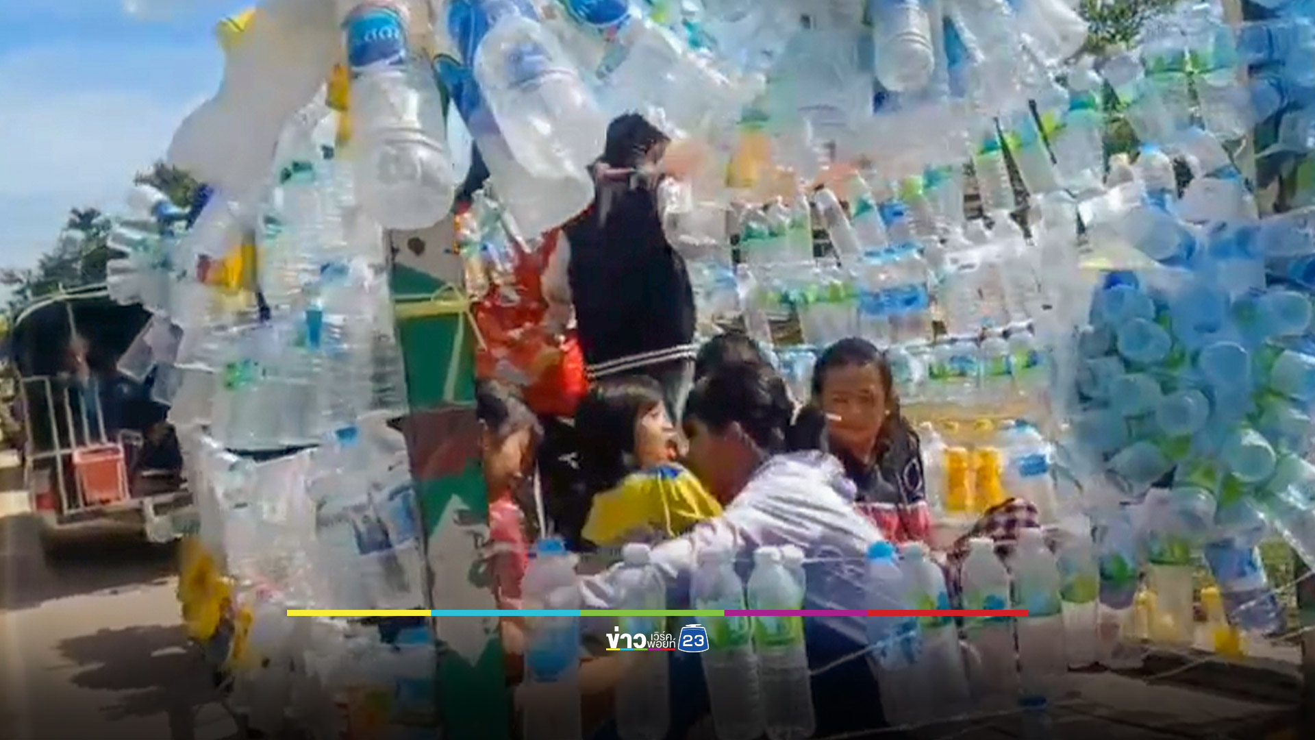 หนึ่งเดียวในประเทศ! ชาวบ้านแห่กฐินสามัคคีขยะรีไซเคิลเข้าวัดสุดคึกคัก