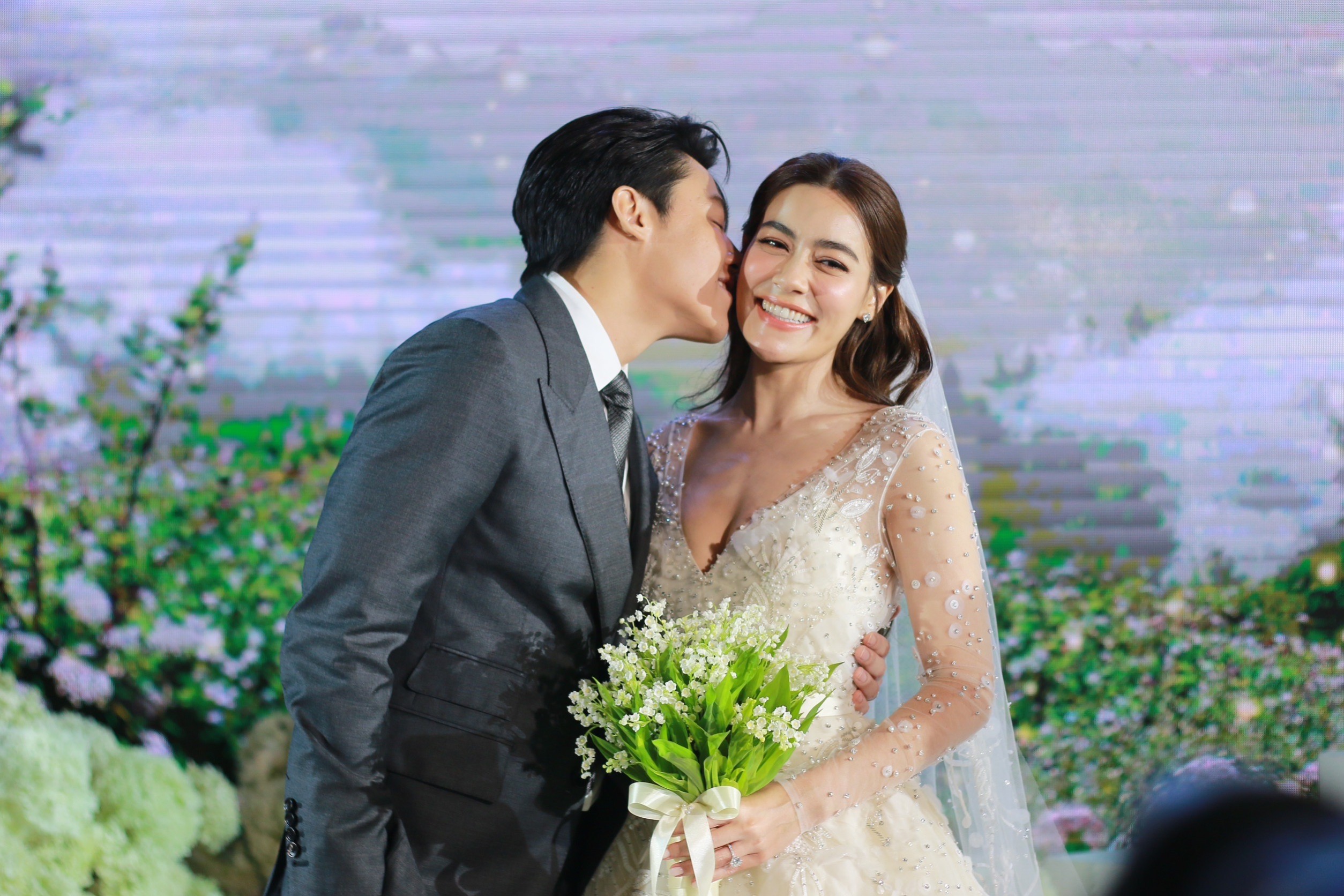 วิวาห์อลังการ! “หมาก” ควง “คิมเบอร์ลี่” ฉลองแต่ง บ่าวสาวจูบทุกช็อต