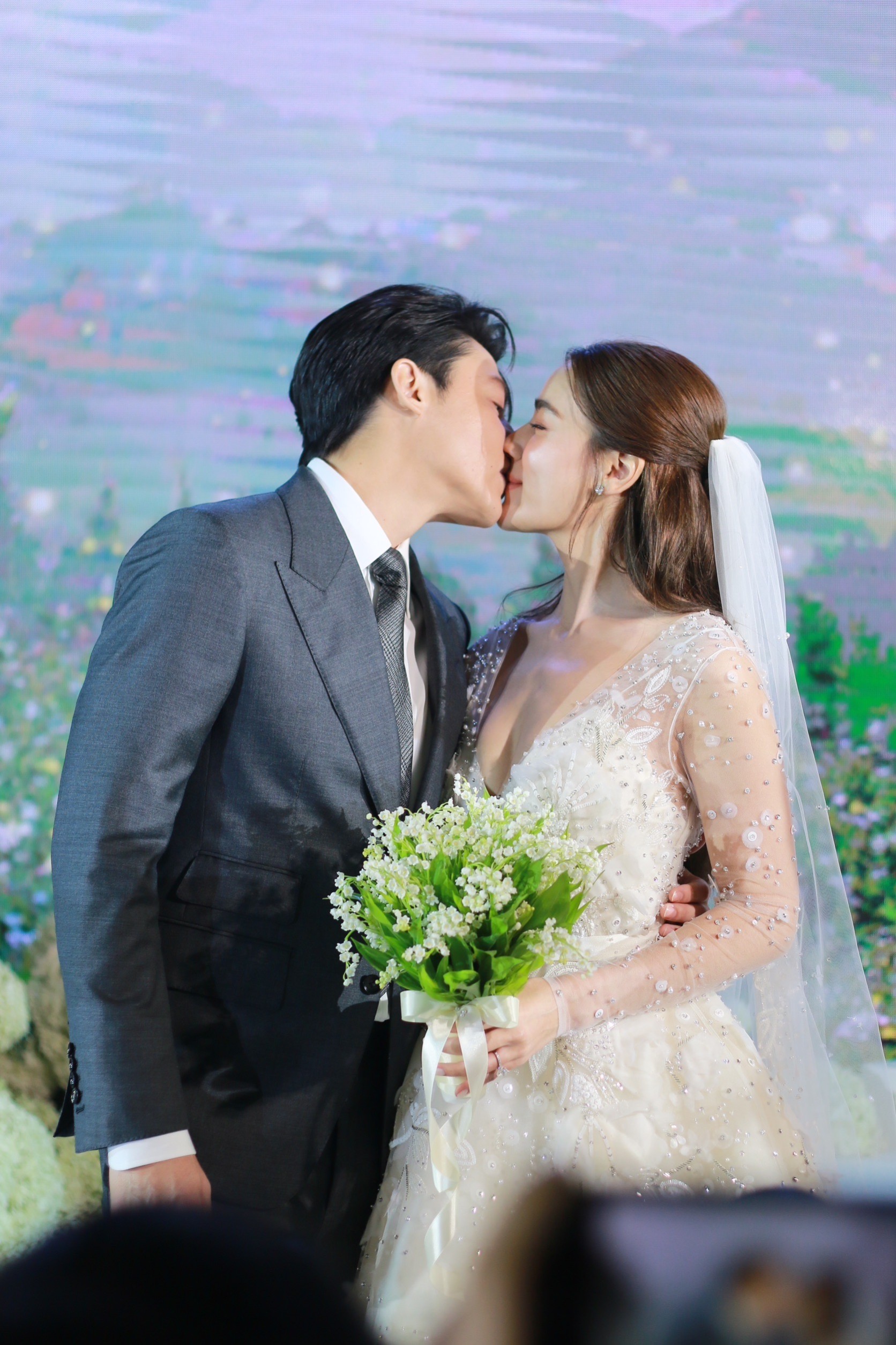 วิวาห์อลังการ! “หมาก” ควง “คิมเบอร์ลี่” ฉลองแต่ง บ่าวสาวจูบทุกช็อต