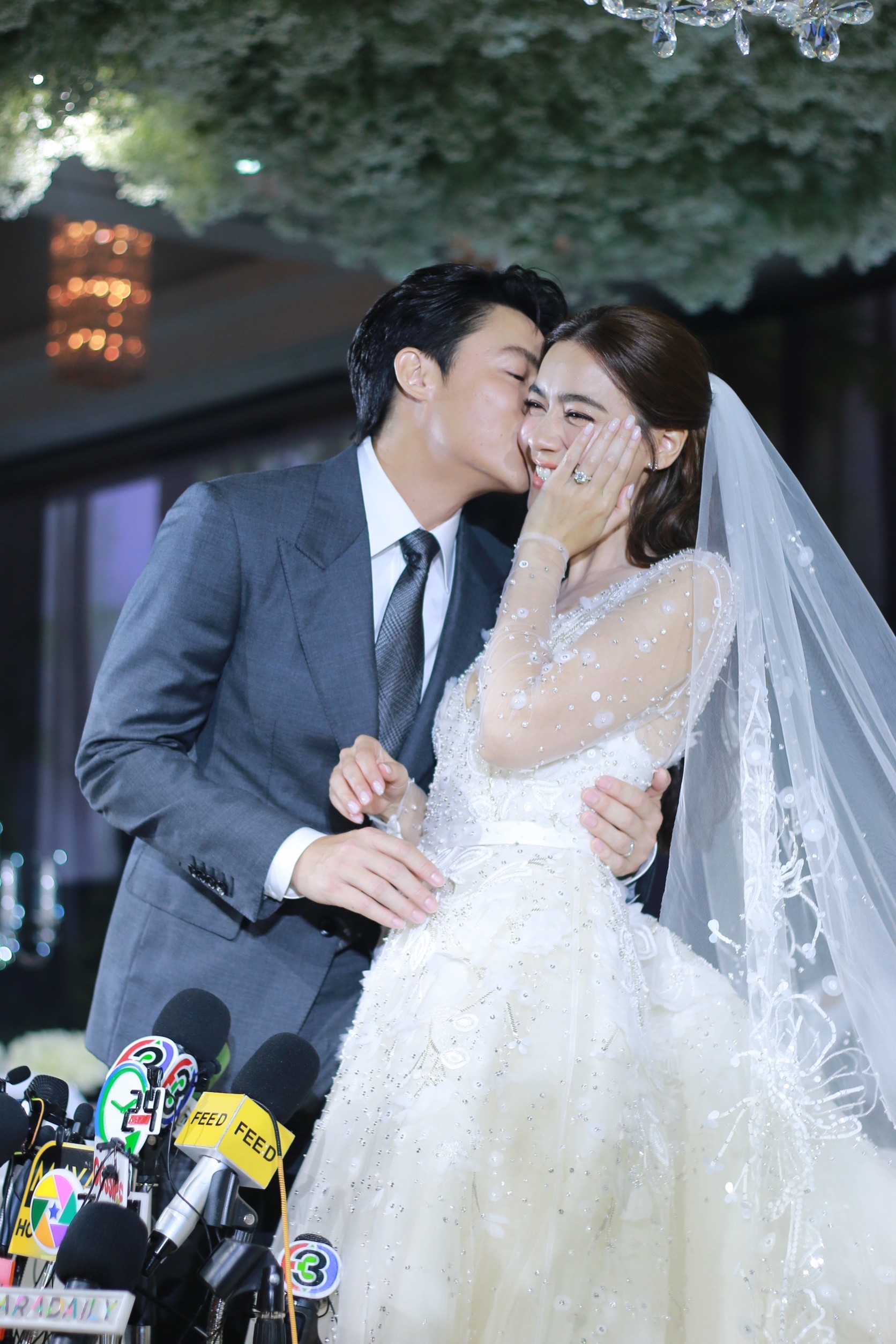 วิวาห์อลังการ! “หมาก” ควง “คิมเบอร์ลี่” ฉลองแต่ง บ่าวสาวจูบทุกช็อต