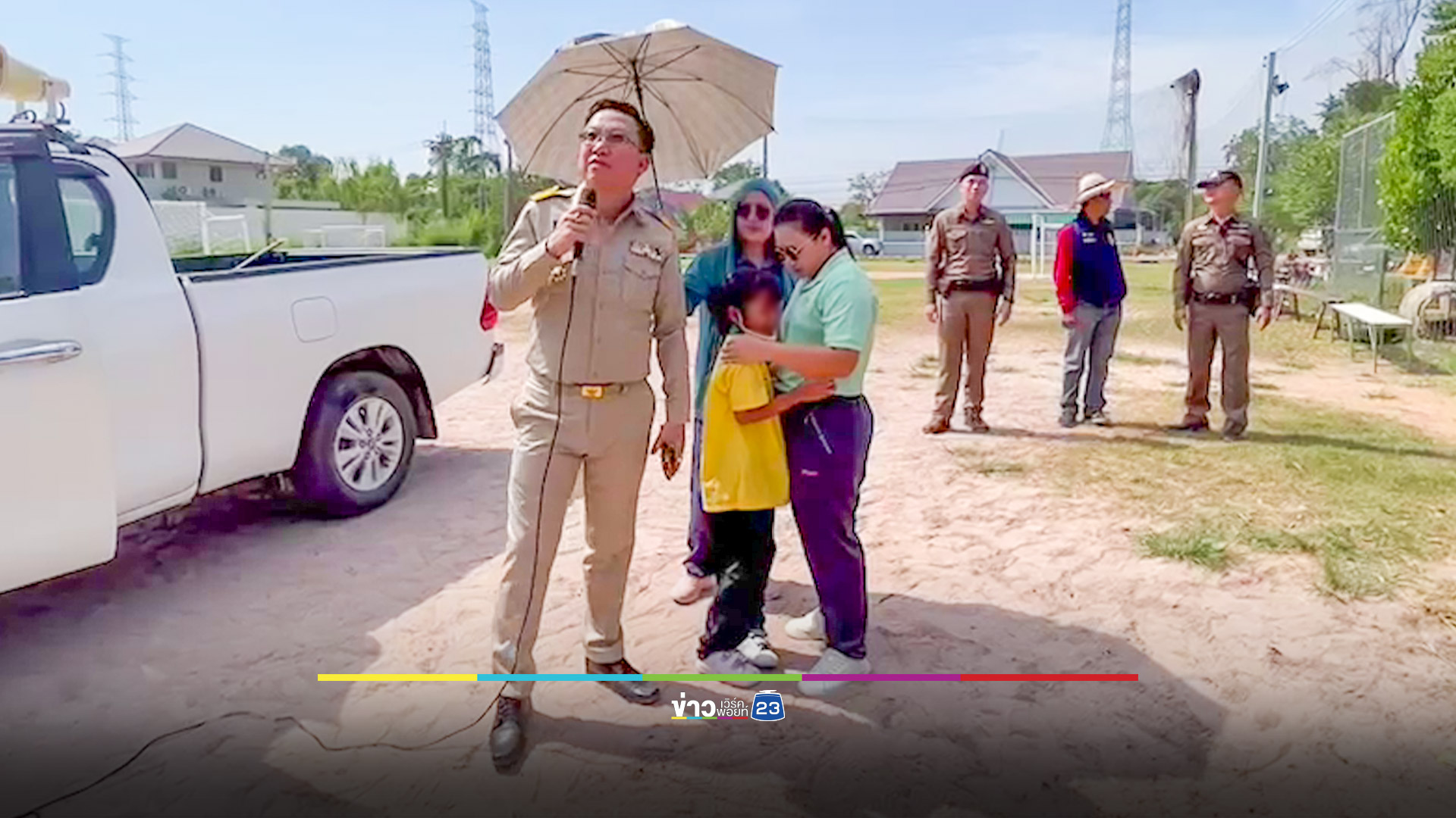 ปัญหารุมเร้าสาวใหญ่คิดสั้นปีนเสาสัญญาณโทรศัพท์ ทั้งนายอำเภอและหลานสาวเกลี้ยกล่อมนานกว่า 3 ชม.ก่อนจนท.ชาร์จตัวได้