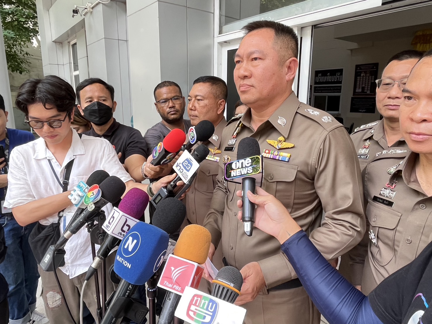 ตำรวจเตรียมแจ้ง 2 ข้อหา คนขับรถบรรทุกตกถนนยุบพร้อมเรียกสอบ 'เสี่ยบิ๊ก'