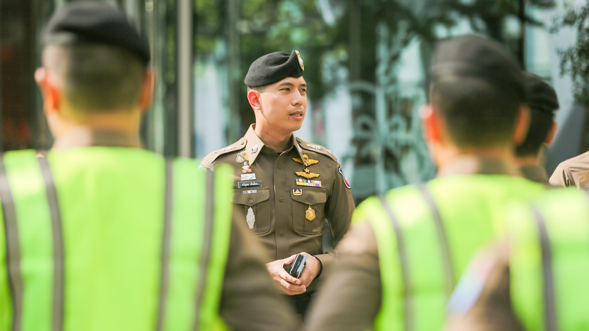 เสื้อกั๊กใหม่เห็นง่ายกว่าเดิม ตำรวจท่องเที่ยวนำร่องใส่ปฏิบัติหน้าที่รับเทศกาล