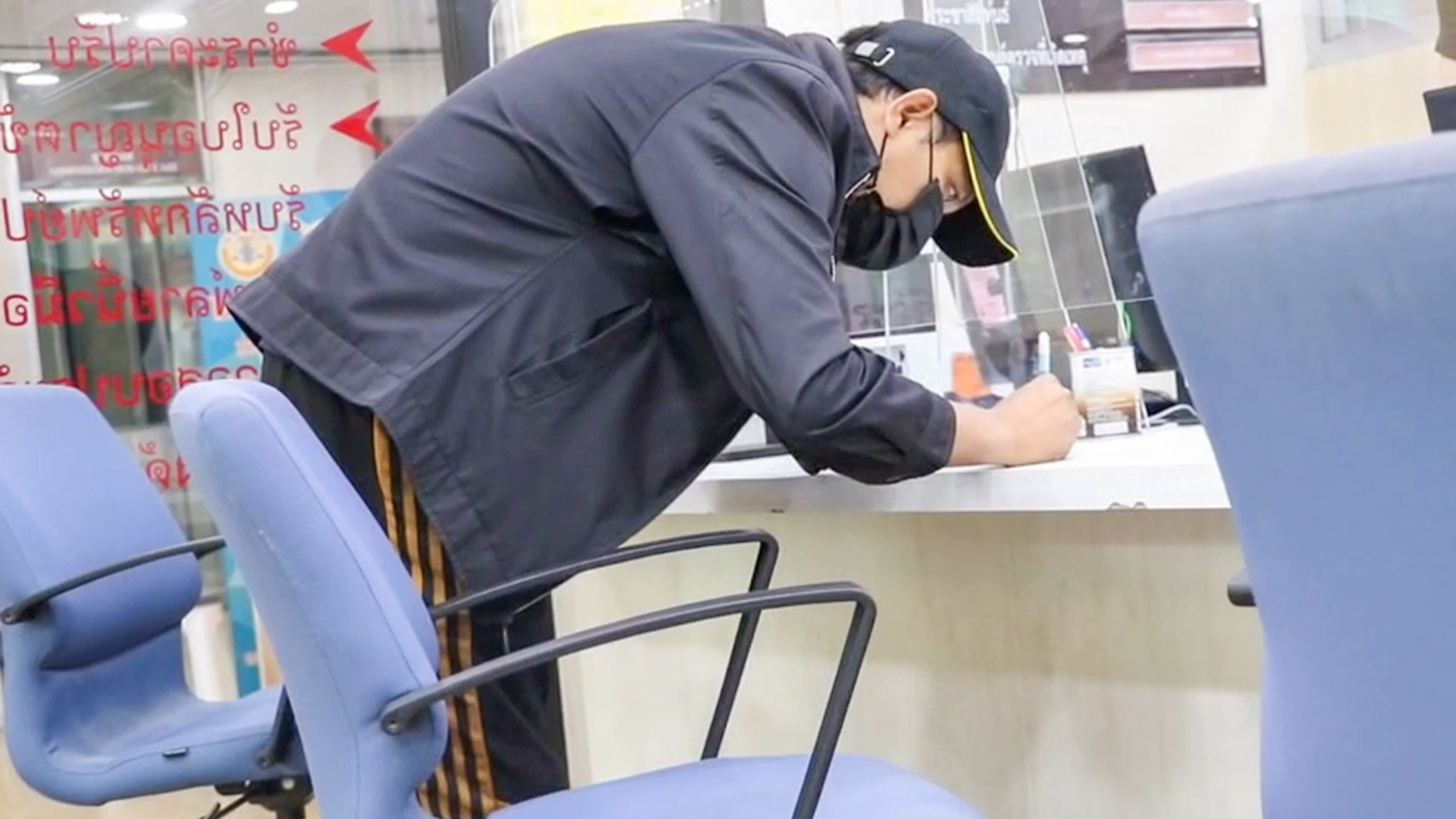 รปภ.หมู่บ้านบิ๊กโจ๊กเข้าให้ปากคำตำรวจ ยันชุดปฏิบัติการรู้แต่แรกว่าจะมาค้นบ้านใคร