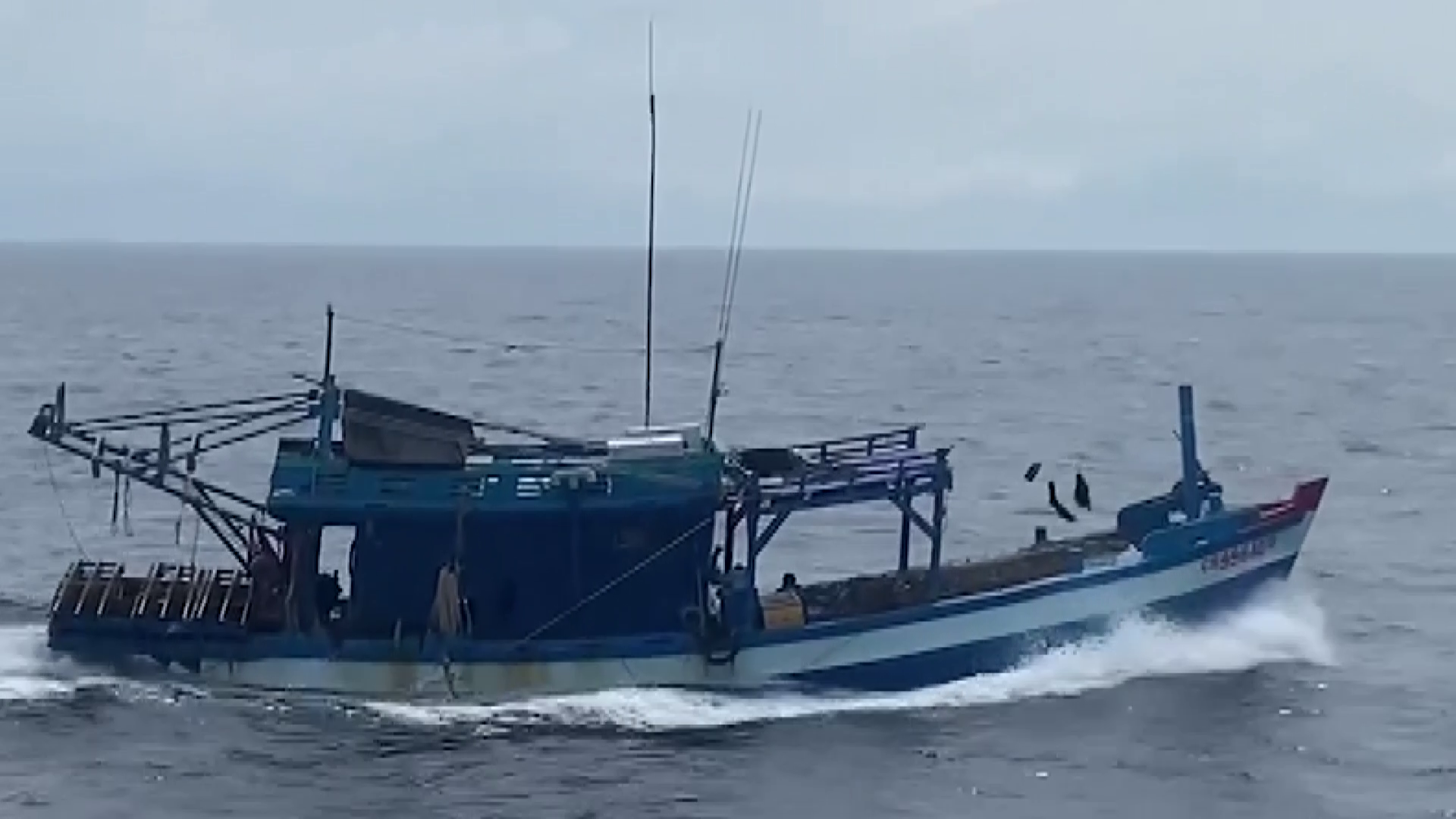 ทัพเรือสั่งล่าเรือประมงเวียดนามล้ำน่านน้ำ รวบแล้ว 1 ลำ