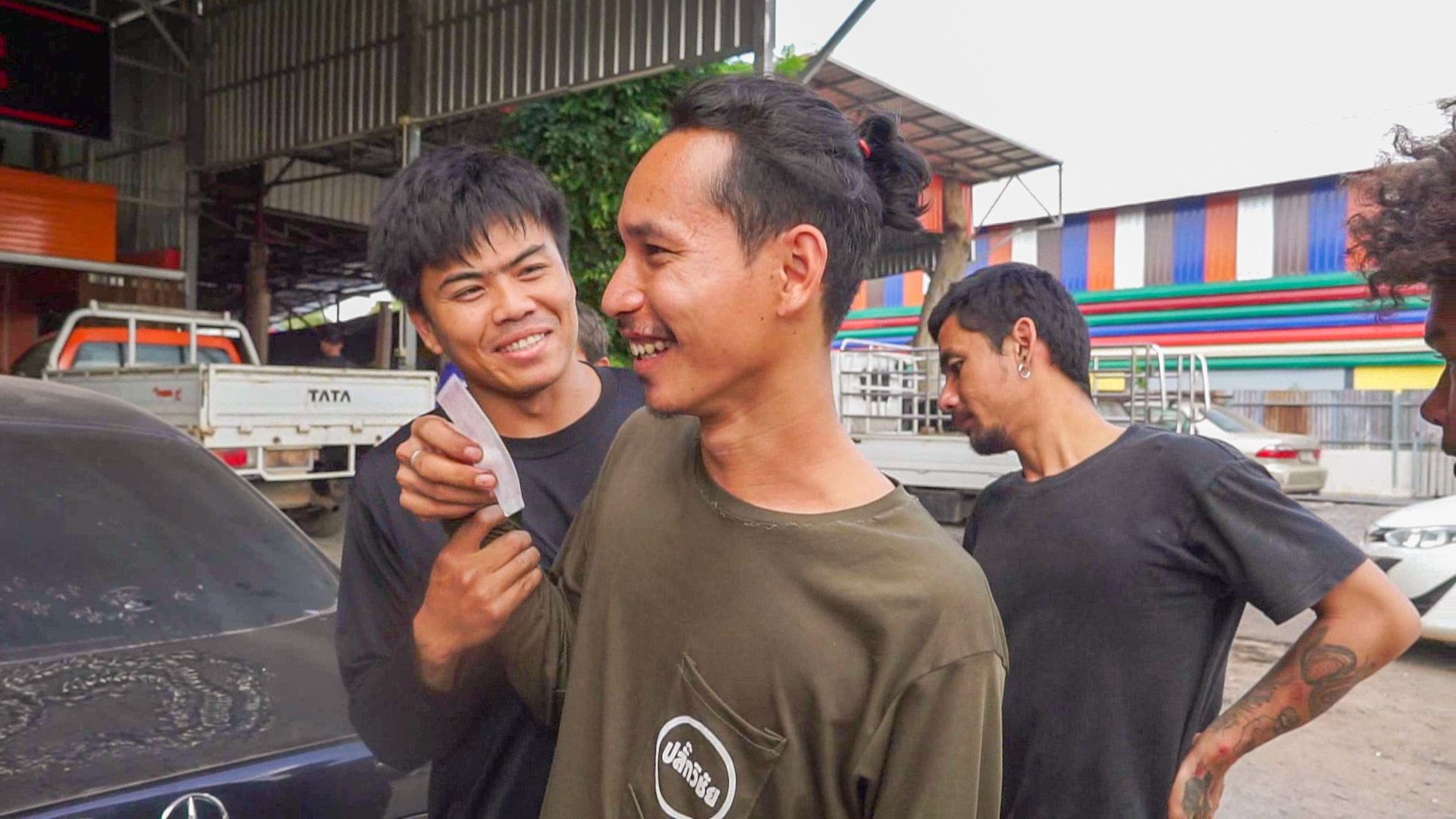 พบรอยปริศนาท้ายรถเบนซ์ เชื่อพญานาคอาจมาให้โชค