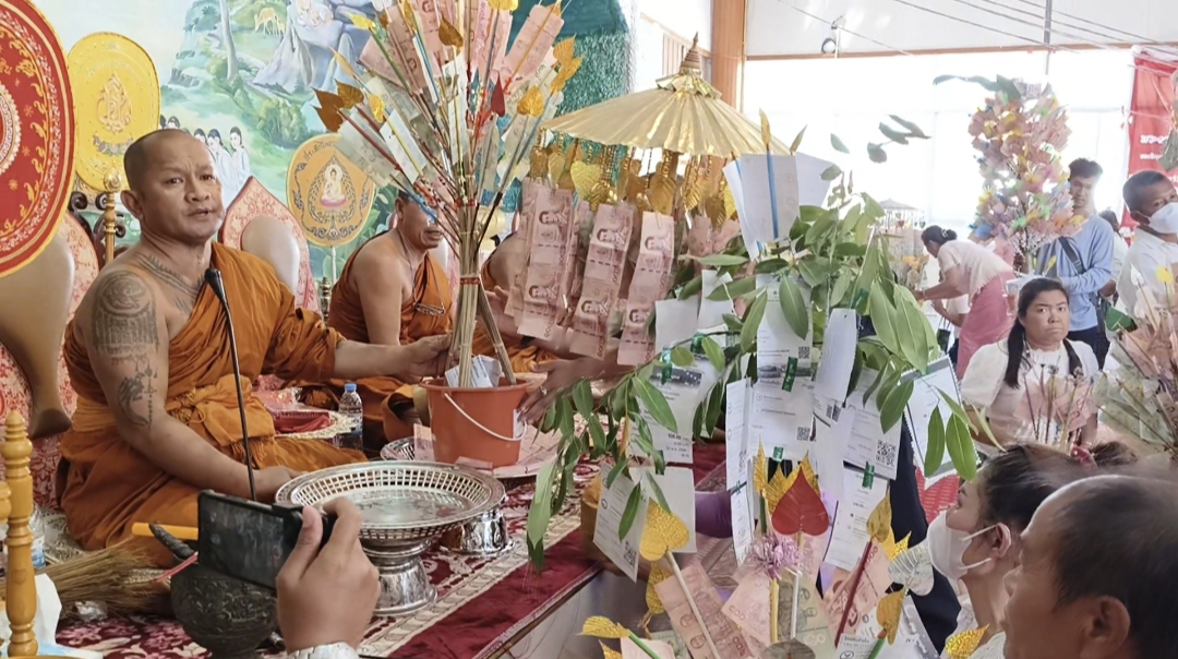 มิติใหม่ของการทำบุญออนไลน์ แห่ต้นกระดาษสลิปโอนเงินถวายวัด คอหวยแห่ส่องยอดกฐิน