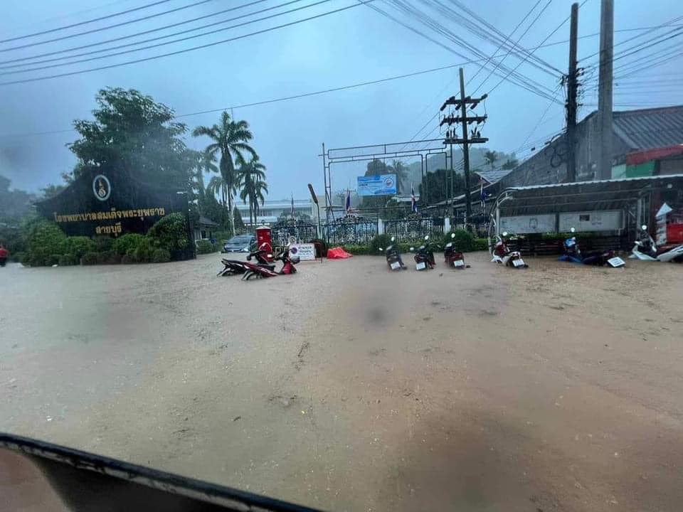 สายบุรีเจอฝนถล่มต่อเนื่อง! ถนนหน้า รพ.ยุพราช น้ำท่วมขังสูงตลอดทั้งเส้น เฝ้าระวังระดับน้ำอาจเปลี่ยนแปลง
