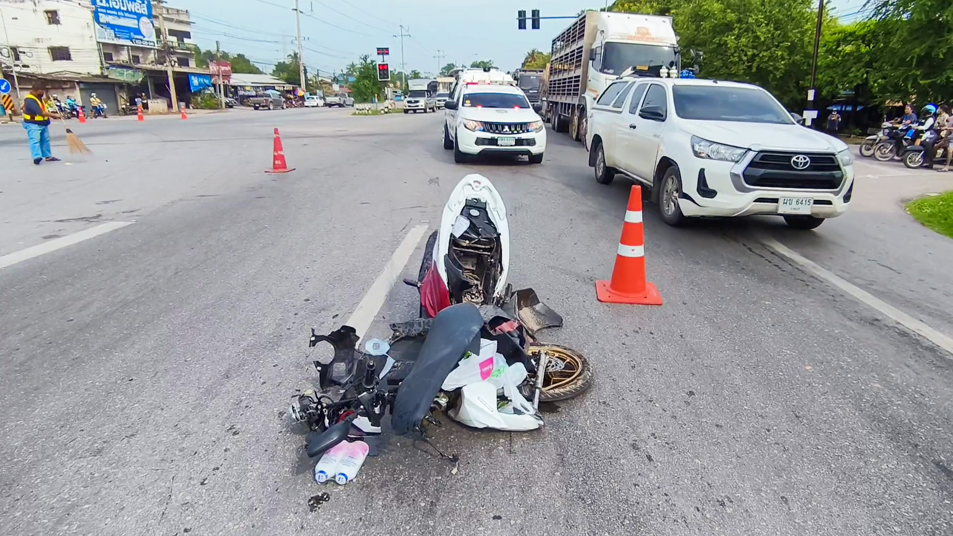 อุทาหรณ์! จยย.ฝ่าไฟแดงชนรถบรรทุกพ่วงโดนเหยียบซ้ำดับสยอง 1 สาหัส 1