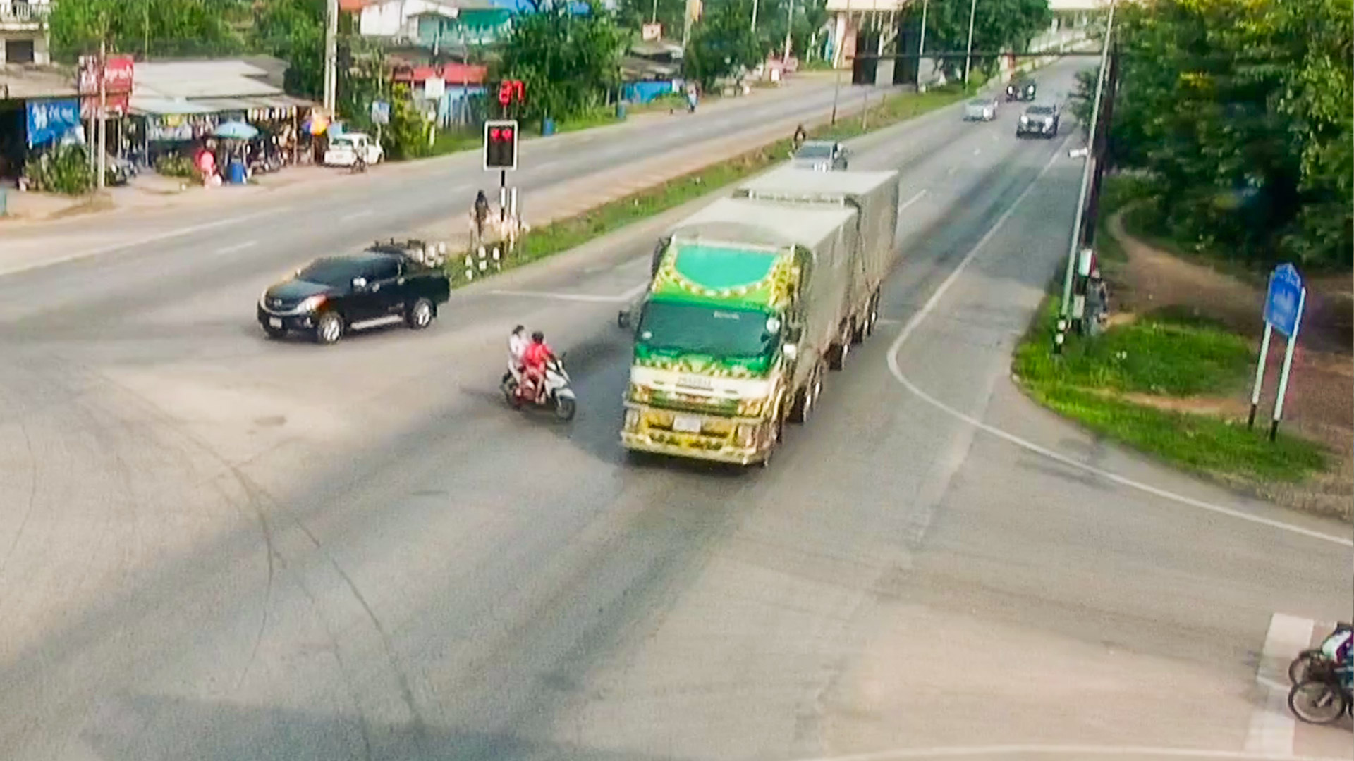 อุทาหรณ์! จยย.ฝ่าไฟแดงชนรถบรรทุกพ่วงโดนเหยียบซ้ำดับสยอง 1 สาหัส 1
