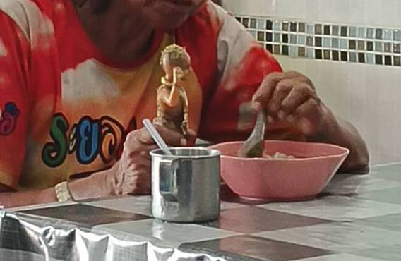ชวนหลอน! หญิงนั่งกินข้าวกับตุ๊กตากุมารท่าทางชวนขนหัวลุก ชาวบ้านขอหมอปลามาดูหน่อย
