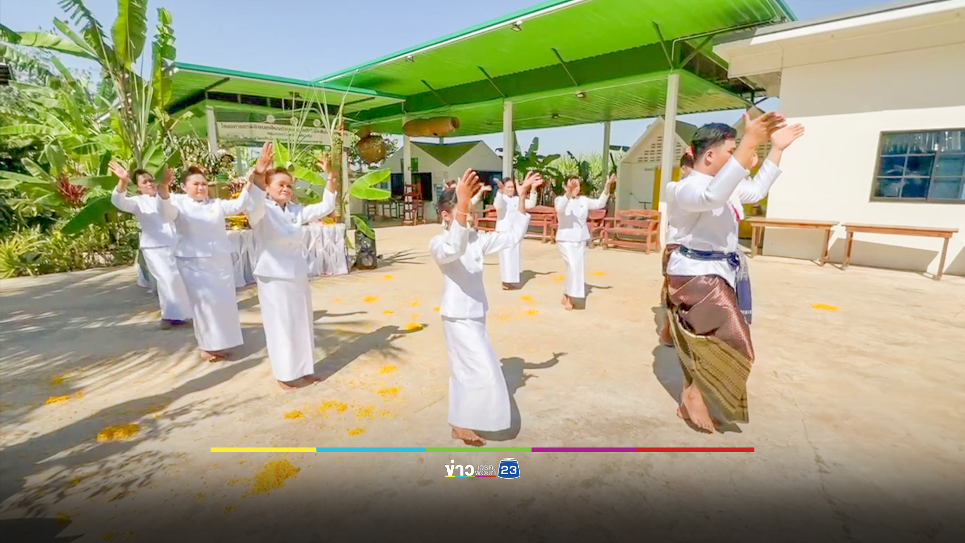 ทำพิธีบวงสรวงปู่ย่าให้โชค หลังจอมปลวกขึ้นมาข้างสระน้ำให้โชค