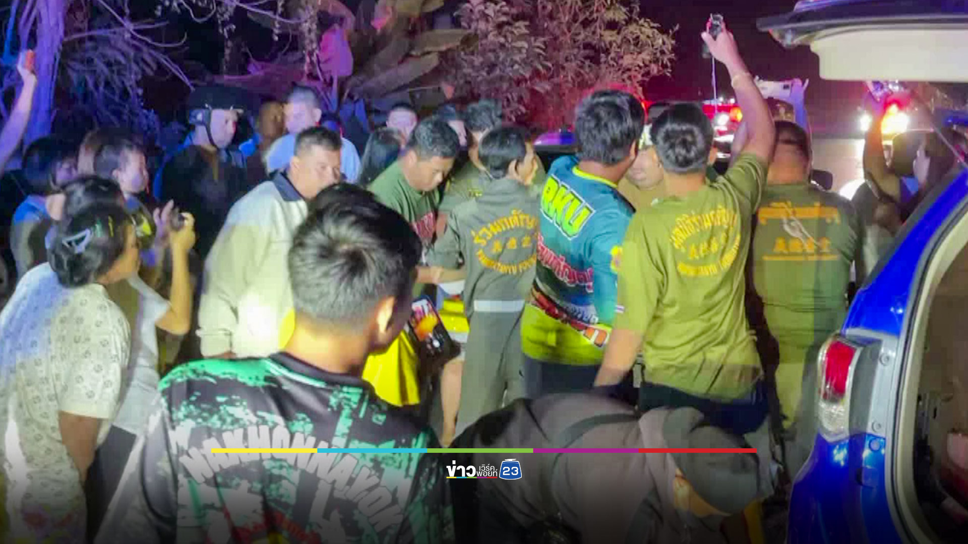 หนุ่มขับฟอร์จูนเนอร์ชนเสาไฟฟ้าหัก ทำไฟดับทั้งซอย คนขับติดในซากรถ