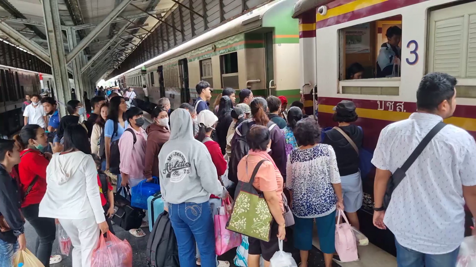 ปชช.-นทท.แห่เดินทางช่วงเทศกาลปีใหม่รถไฟทุกขบวนผู้โดยสารหนาแน่น ชั้น 1 ขึ้นล่องกรุงเทพฯเต็มยาวไปจนถึง 6 มกราคม 67 ขณะที่เส้นทาง 3 จังหวัดชายแดนภาคใต้ทุกขบวนสิ้นสุดแค่สถานีรถไฟยะลาจากปัญหาน้ำท่วมรางทางขาด