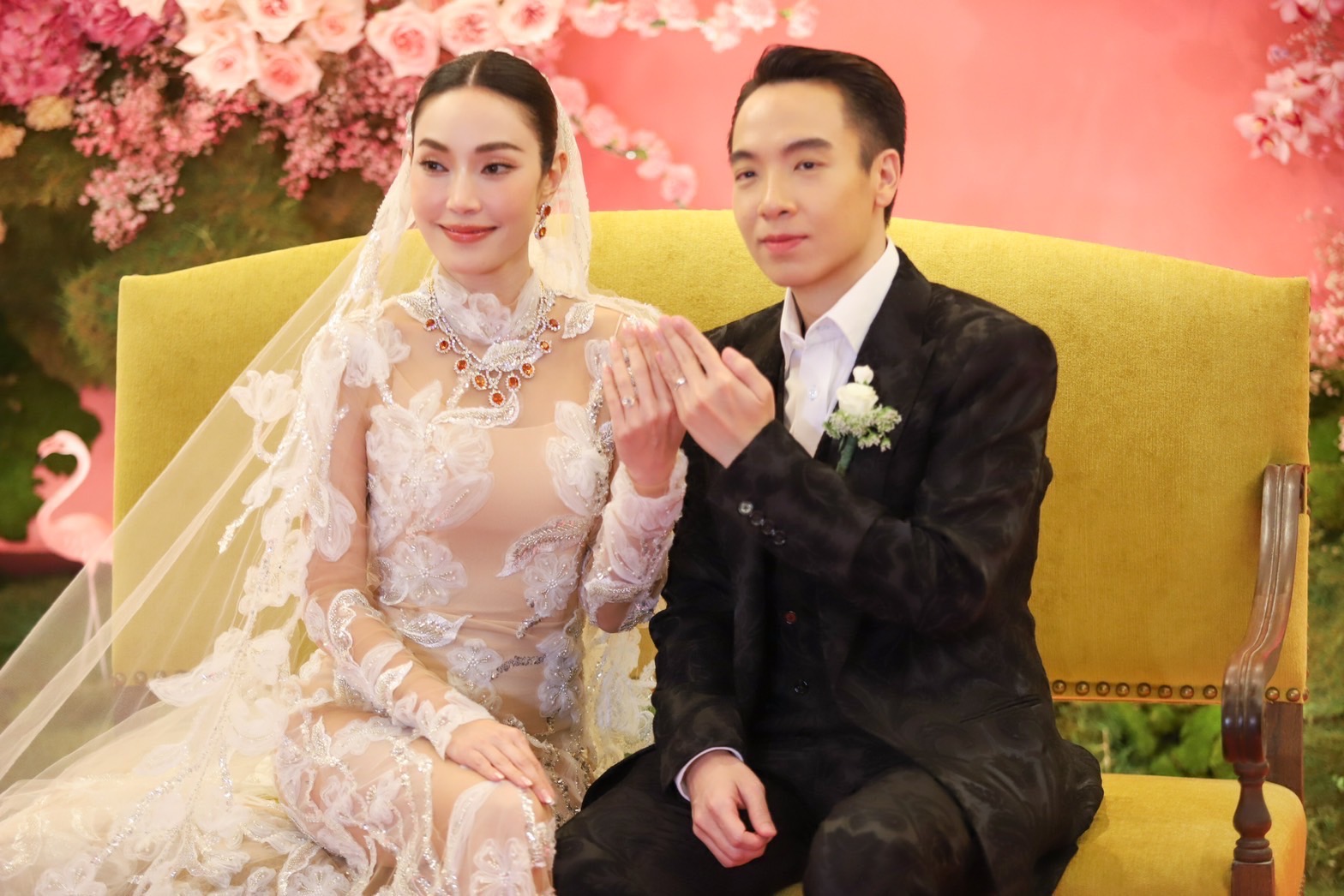 สินสอดเต็มหน้าตัก! "เมย์ พิชญ์นาฏ-ไฮโซบิ๊ก" ชื่นมื่นฉลองวิวาห์หวาน