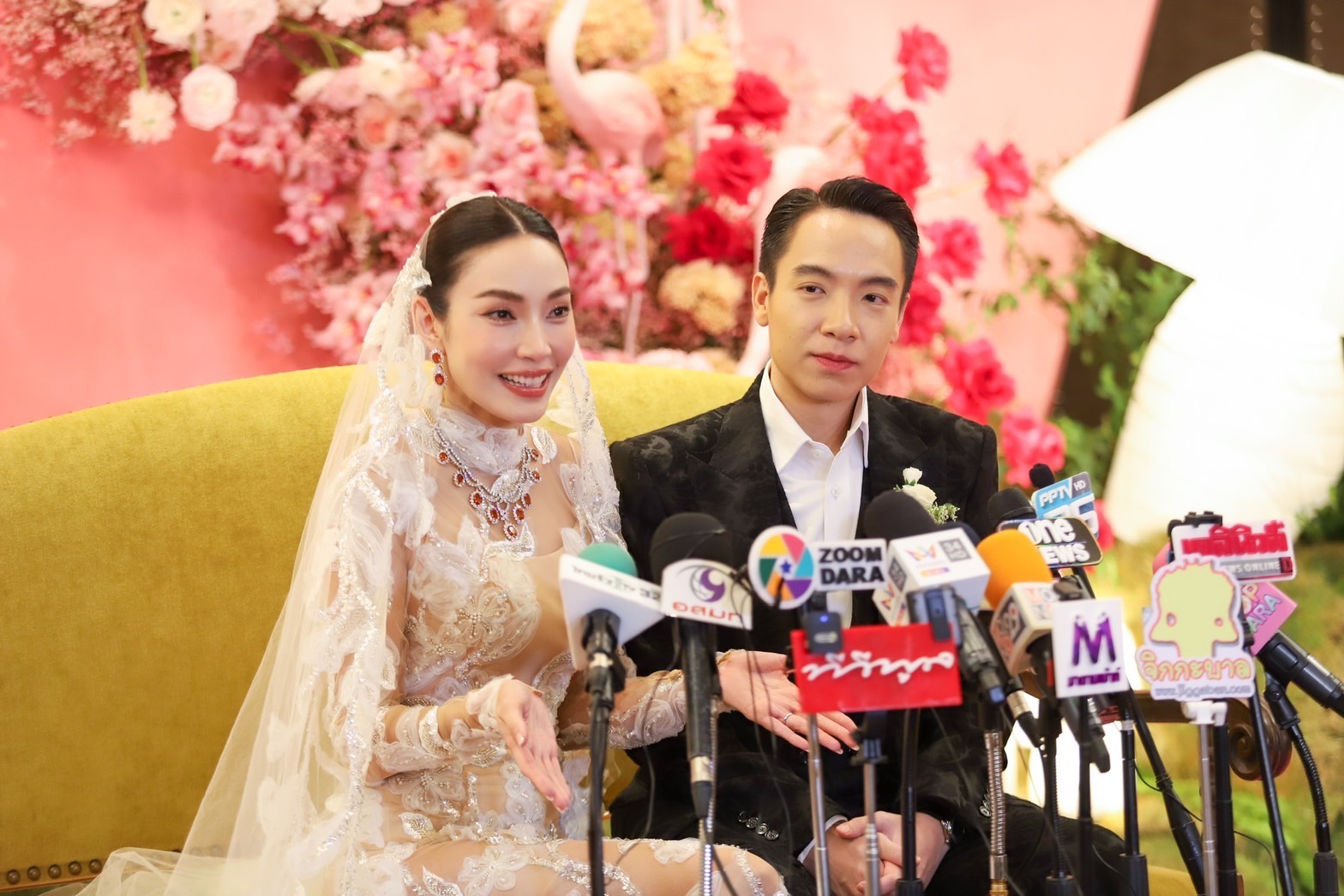 สินสอดเต็มหน้าตัก! "เมย์ พิชญ์นาฏ-ไฮโซบิ๊ก" ชื่นมื่นฉลองวิวาห์หวาน