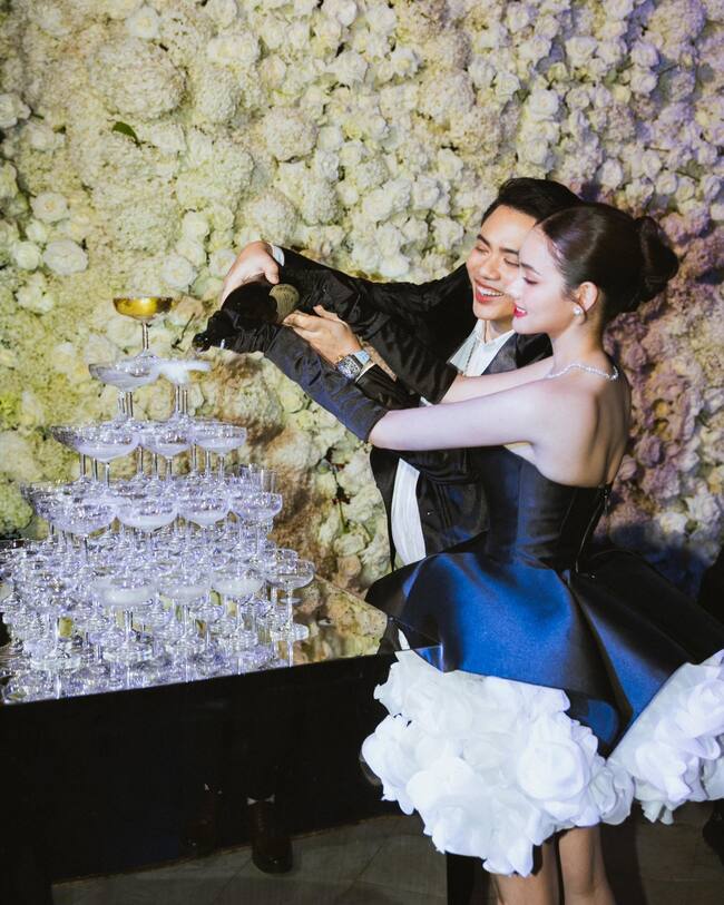 "นนนี่-แอ็คมี่" ควงแขนลั่นระฆังวิวาห์แบบคริสเตียน ด้านคนดังแห่ร่วมงานเพียบ