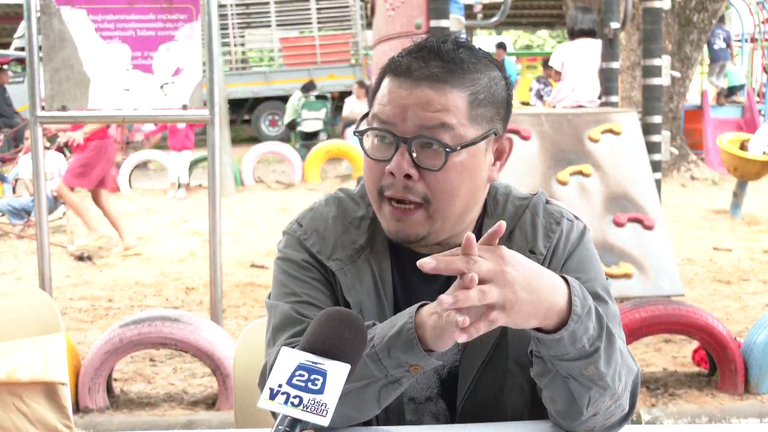 ข่าวเวิร์คพอยท์-มูลนิธิเวิร์คพอยท์เพื่อการกุศล ร่วมทำบุญทอดผ้าป่าเพื่อการศึกษาแก่โรงเรียนบ้าน กม.80 จ.ปราจีนบุรี สบทบทุนรายจ่ายสร้างโดมอเนกประสงค์หลังแล้วเสร็จให้ นร. ด้าน ลีโอ-ป๊อบปี้ ศิลปินยุ้งข้าว เรคคอร์ด ขึ้นเวทีมอบความสุขแฟนเพลง