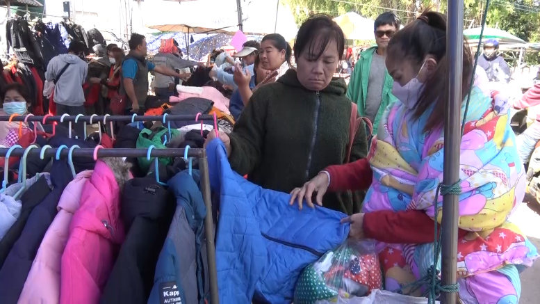 ชาวบึงกาฬแห่ซื้อเสื้อกันหนาวมือสองคึกคัก รับมืออากาศหนาวเย็น
