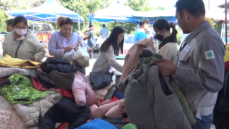 ชาวบึงกาฬแห่ซื้อเสื้อกันหนาวมือสองคึกคัก รับมืออากาศหนาวเย็น