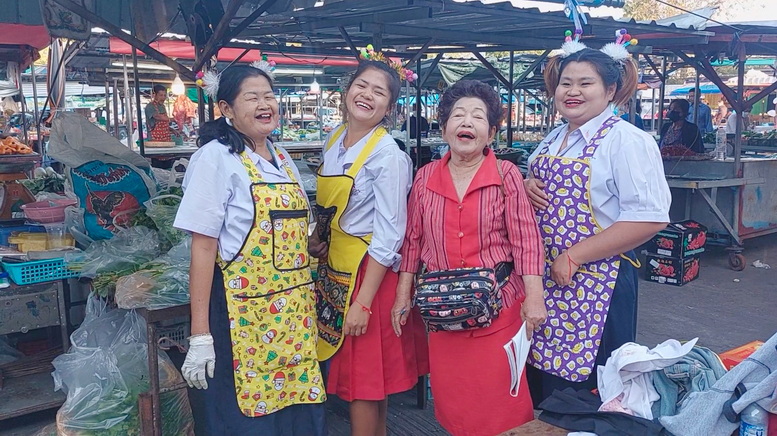 แม่ค้าตลาดสดฯสระบุรี พร้อมใจแต่งชุดนักเรียน ย้อนวัยส่งท้ายปีเก่า