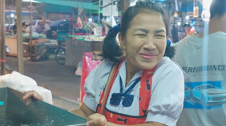 แม่ค้าตลาดสดฯสระบุรี พร้อมใจแต่งชุดนักเรียน ย้อนวัยส่งท้ายปีเก่า