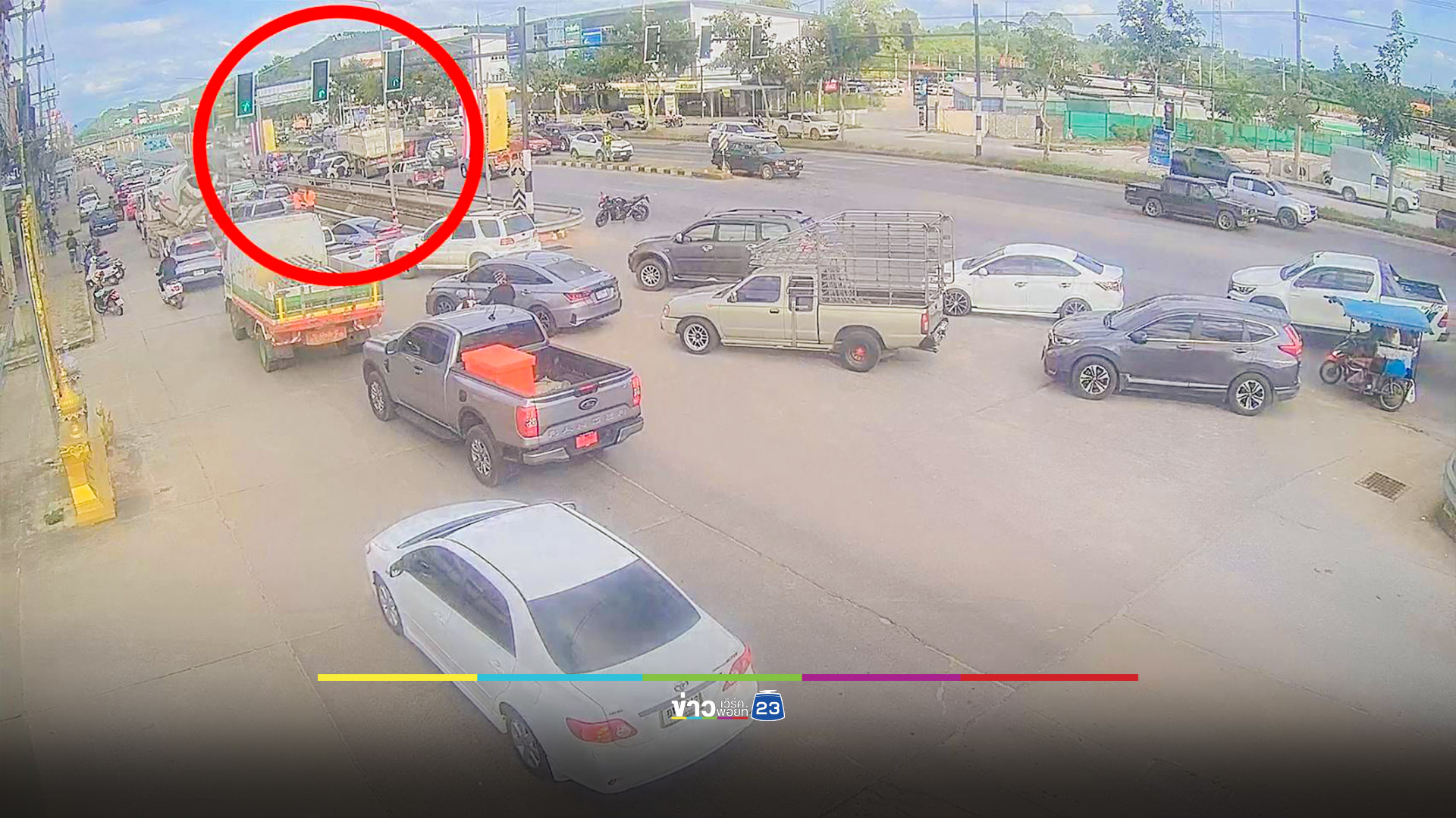 ระทึก! รถพ่วง 22 ล้อเบรกแตก พุ่งชนรถยนต์พังยับ 10 คันรวด