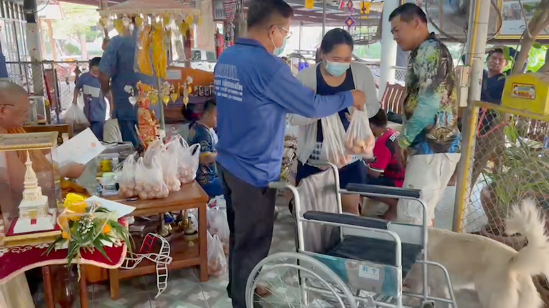 เจ้าอาวาสวัดดังแจกไข่ต้มแก้บน 5,000 ฟอง ชาวบ้านเชื่อกินแล้วโชคดี หมดเคราะห์