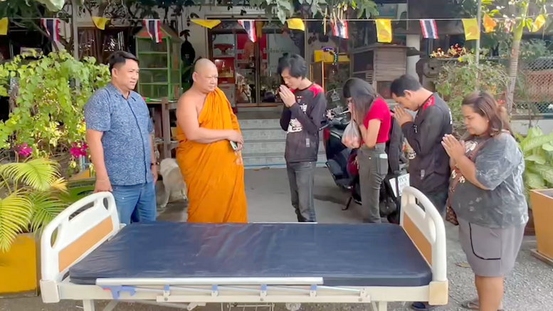 เจ้าอาวาสวัดดังแจกไข่ต้มแก้บน 5,000 ฟอง ชาวบ้านเชื่อกินแล้วโชคดี หมดเคราะห์