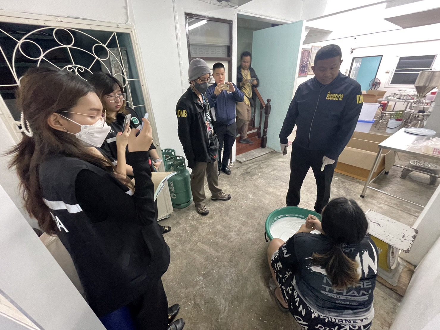 บุกค้นโรงงานครีมเถื่อน อึ้งลูกจ้างนั่งกวนครีมกับพื้นไร้มาตรฐานไม่ตรงปก