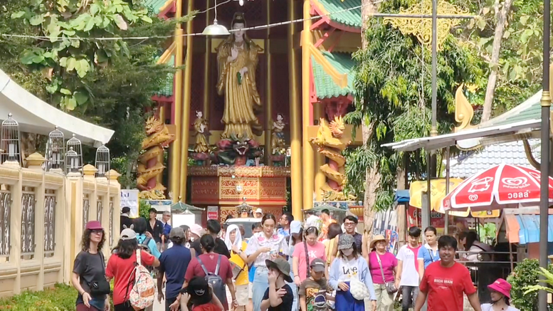 “วัดถ้ำเสือวิปัสสนา” ทำกรงเหล็กขังรองเท้ากันลิงขโมย หลังคนแห่ทำบุญส่งท้ายปีแน่นวัด