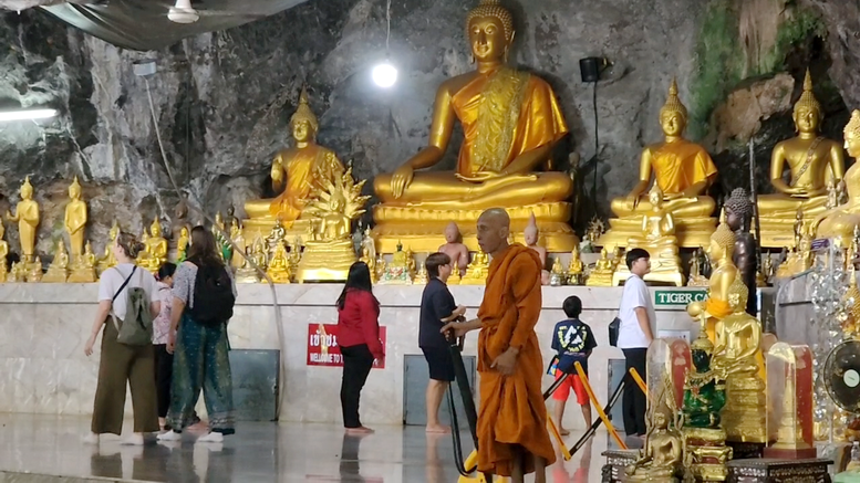 “วัดถ้ำเสือวิปัสสนา” ทำกรงเหล็กขังรองเท้ากันลิงขโมย หลังคนแห่ทำบุญส่งท้ายปีแน่นวัด