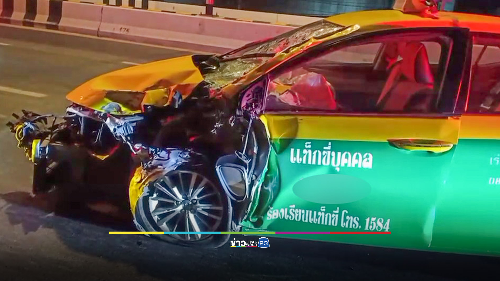 ซิ่งจยย.ย้อนศรขึ้นสะพานลอยข้ามแยก ชนประสานงาแท็กซี่ดับอนาถ