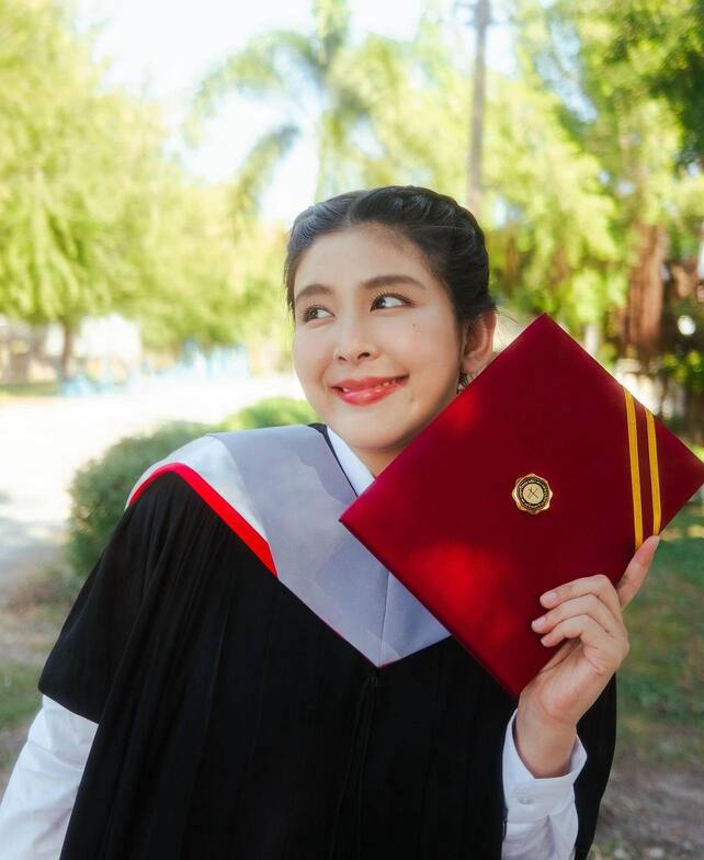 "หนูนา หนึ่งธิดา" คว้า ป.โท ใบแรกสำเร็จ จ่อเรียนต่อใบที่สอง