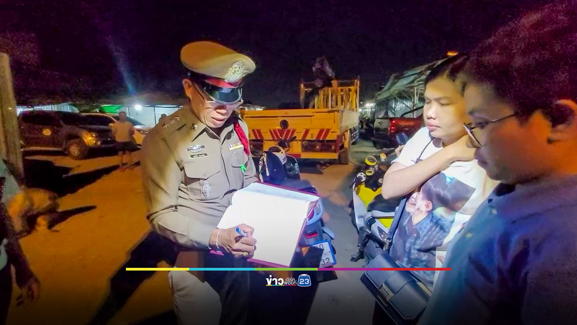กระบะซิ่งเหินสะพานข้ามคลองเสียหลักชนรถชาวบ้านพังยับ 6 คันรวด