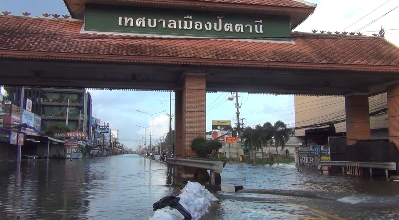 เทศบาลเมืองปัตตานี น้ำเอ่อล้นตลิ่งท่วมขยายวงกว้าง ย่านเศรษฐกิจกระทบถนนจมใต้น้ำ