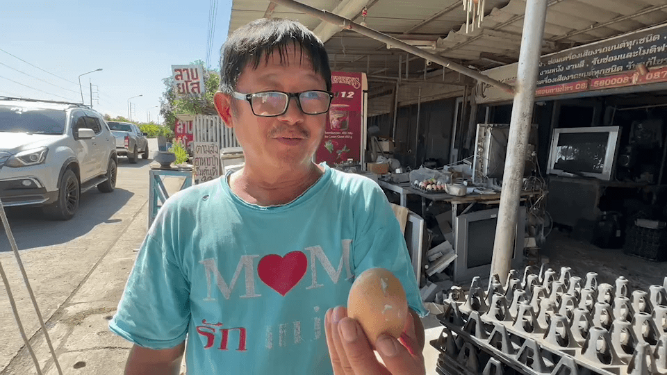 โจรแสบ! ย่องลักทรัพย์ยามวิกาลแอบขโมยแผงไข่ไก่ แต่สุดท้ายอย่างพีค
