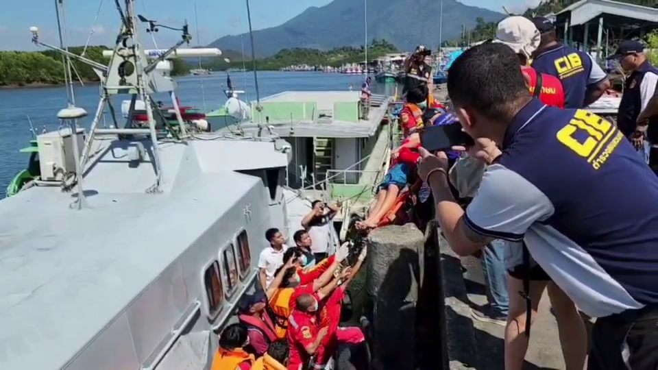ทร. - ผู้ว่าฯพังงา นำเฮลิคอปเตอร์บินค้นหาผู้สูญหาย 2 ราย เหตุเรือล่มเกาะสุรินทร์เข้าวันที่ 4 พร้อมปรับแผ่นการค้นหาส่งนักประดาน้ำดำลงไปดูใต้เรือ จนกว่าจะพบผู้สูญหายในทะเล